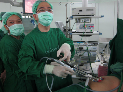 Colectomía laparoscópica de incisión única sin utilizar instrumentos articulados especiales. Trakarnsanga A, Akaraviputh T, Wathanaoran P, Phalanusitthepha C, Methasate A, Chinswangwattanakul V -World journal of surgical oncology(2011)